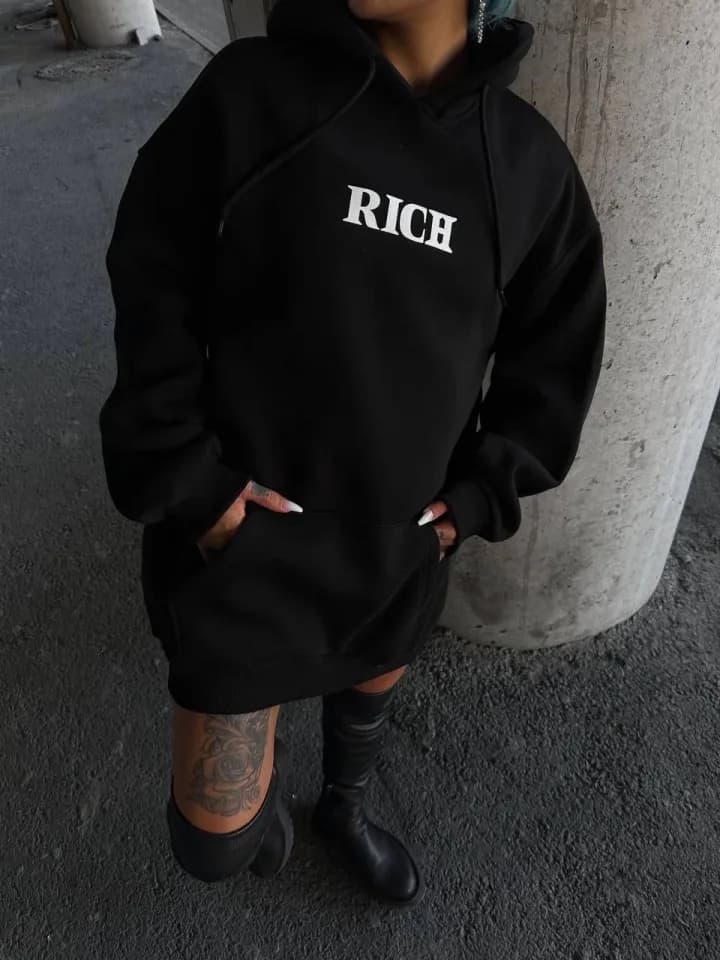 Uzun Kol Kapşonlu Göğüs Baskılı SweatShirt