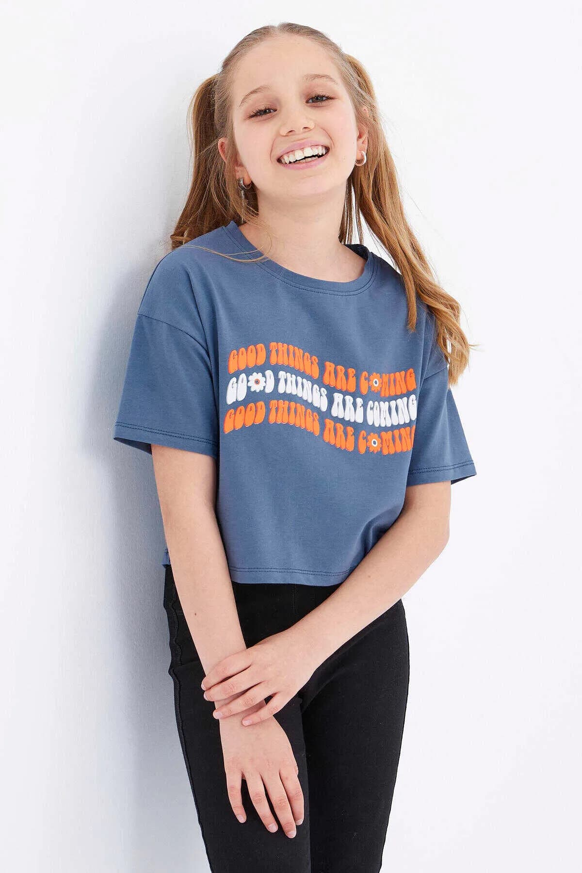 Tommylife Toptan Petrol Oversize Renkli Yazı Baskılı Düşük Omuz O Yaka Kız Çocuk Crop T-Shirt - 75038 - PETROL