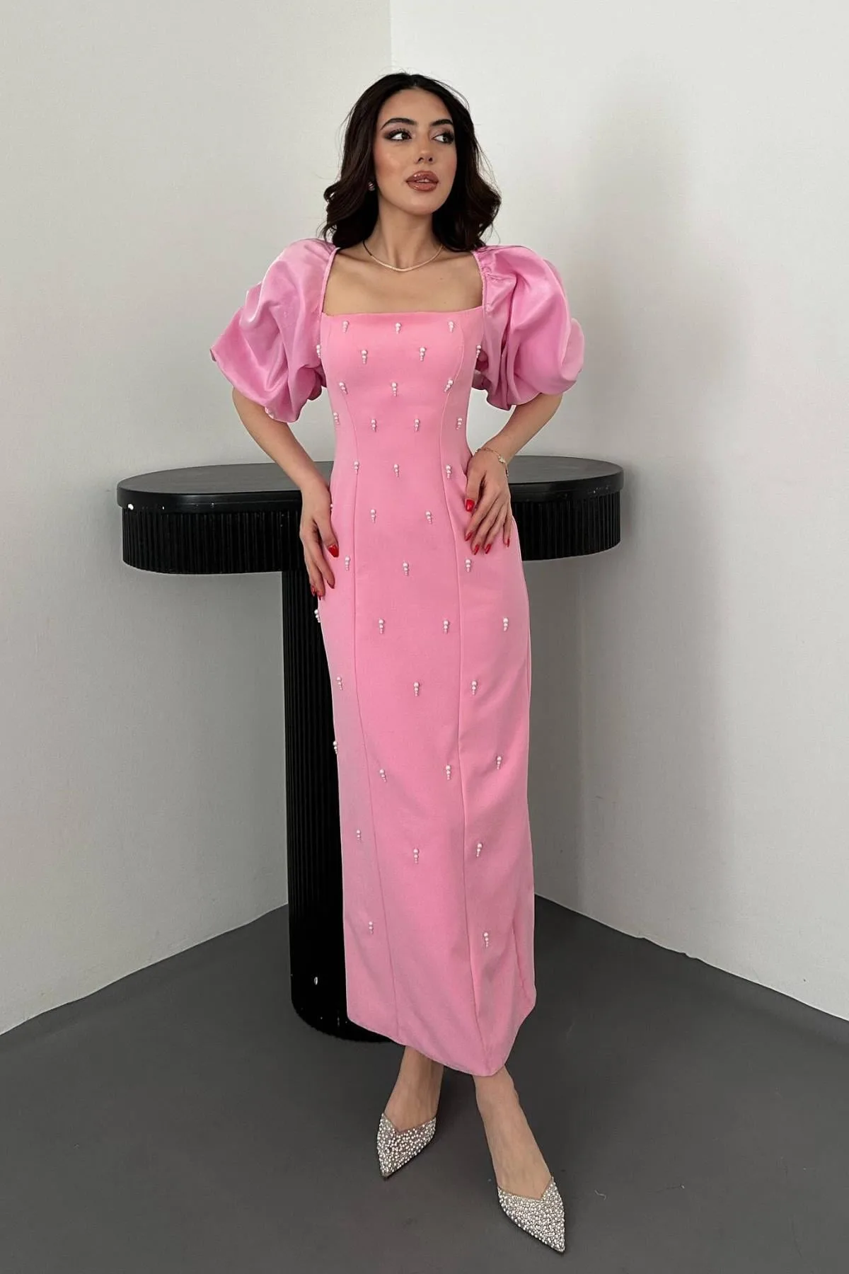 Pembe İşlemeli Kolu Garnili Elbise - Pembe