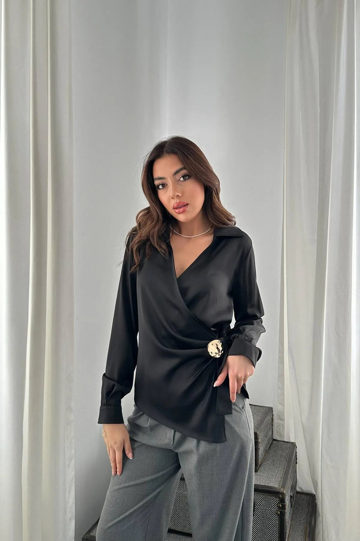 Siyah Düğme Detaylı Saten Bluz - Siyah